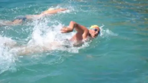 LOS PARTICIPANTES REALIZARON UN GRAN ESFUERZO.