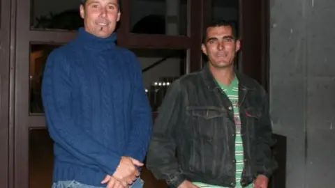 LOS DOS AVENTUREROS GUARDAN FUERZAS PARA EL RETO. 