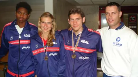 LOS ATLETAS CONEJEROS POSAN ORGULLOSOS CON SUS PRESEAS.