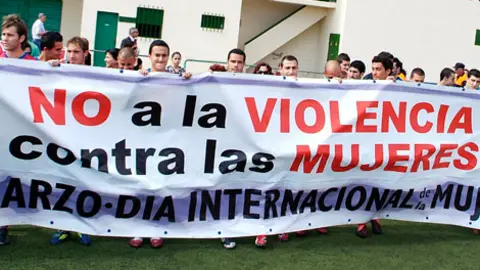 ANTES DEL CHOQUE LOS DOS EQUIPOS PORTARON UNA PANCARTA CONTRA LA VIOLENCIA DE G&Eacute;NERO.