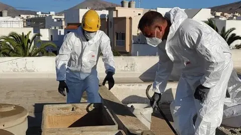 Retirada de los depósitos de fibrocemento de las cubiertas de varios colegios de Arrecife. Aún permanecían, fuera de servicio, en varios colegios de la capital de Lanzarote