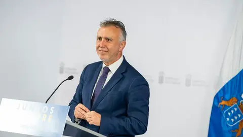 El presidente del Gobierno de Canarias, Ángel Víctor Torres, en una rueda de prensa.