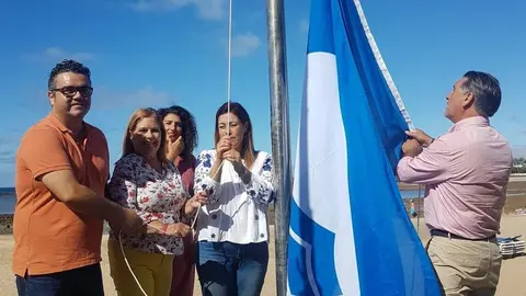 Izada de la Bandera azul en la playa del Reducto en el 2019