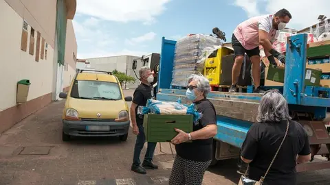 Los rotarios de Lanzarote donan  una tonelada de alimentos para familias de Lanzarote. Descarga del camión por los integrantes de Rotary Club Lanzarote