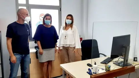 Arrecife abre oficinas de Servicios Sociales en el barrio de Maneje. La alcaldesa junto a la concejal de Servicios Sociales y un Trabajador Social