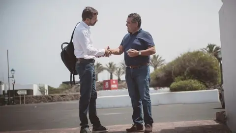 mateo-ramc3b3n-secretario-local-cc-yaiza-junto-al-portavoz-del-cabildo-pedro-san-ginc3a9s