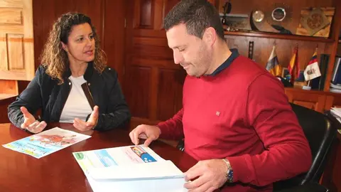El alcalde de Yaiza, Ósscar Noda y la concejala de Educación, Silvia Santana