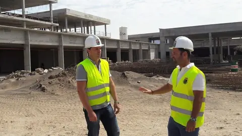 El alcalde de Yaiza, Óscar Noda, y el concejal de Obras, Jonatan Lemes, en una visita al CEO