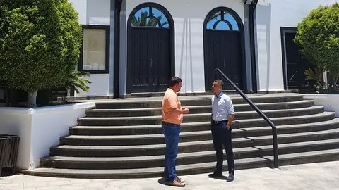 ISIDRO PÉREZ Y ALEXIS TEJERA EN LA PUERTA DEL TEATRO