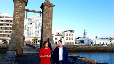 Rehabilitación del Puente de las Bolas y su entorno. La alcaldesa de Arecife junto al vicepresidente y consejero de OBras Públicas del Cabildo. Imagen de archivo