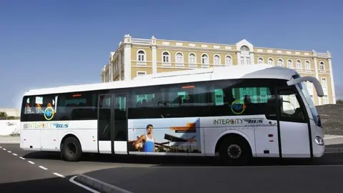 Imagen de una guagua interurbana.