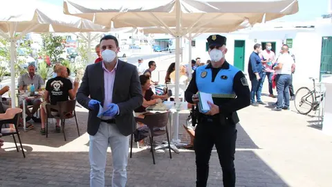 El alcalde de Yaiza en una visita a las terrazas de Playa Blanca