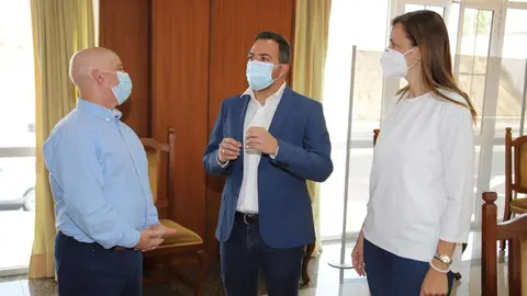 Jacobo Medina junto a los consejeros Nerea Santana y José Francisco Hernández