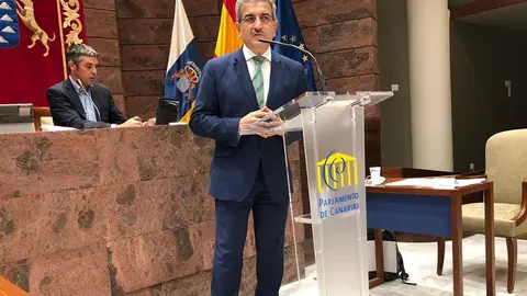 Román Rodríguez en el Parlamento de Canarias.
