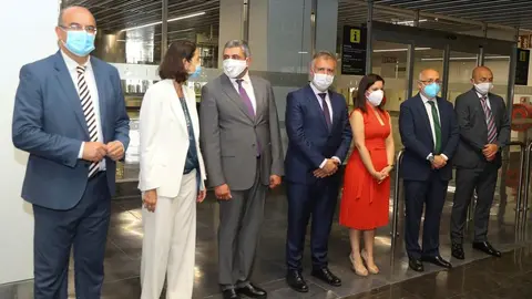 GRAFCAN7341. TELDE (GRAN CANARIA), 08/07/2020.- La ministra de Turismo, Reyes Maroto (2i); el presidente de Canarias, Ángel Víctor Torres (4i); y el secretario general de la Organización Mundial del Turismo, Zurab Pololikashvili, a su llegada al aeropuerto de Gran Canaria este miércoles tras el viaje que ha organizado ese organismo de Naciones Unidas para presentar a las islas como destino seguro tras la pandemia de covid-19. EFE/ Elvira Urquijo A.