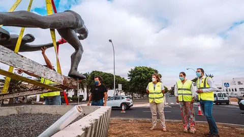 Trabajos de anclaje en Arrecife de la escultura Homenaje a los pescadores