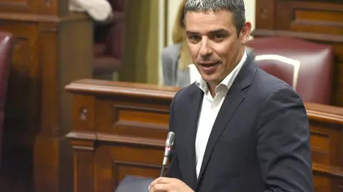 En la imagen, El  ex consejero de Agricultura, Ganaderia, Pesca y Aguas, Narvay Quintero, en un momento de la sesiÃ³n de control  al gobierno en el pleno del Parlamento de Canarias de hoy.