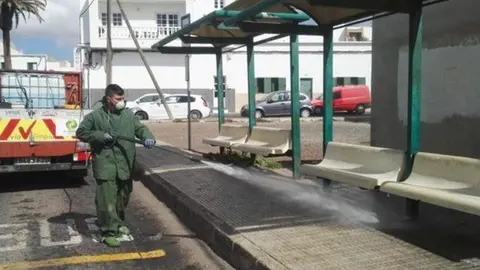 arrecife_desinfecta_las_paradas_y_guaguas_para_evitar_la_propagaci_n_del_coronavirus