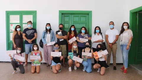 Foto de familia con ganadoras y finalistas