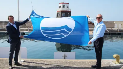 El alcalde de Yaiza y el propietario de Puerto Calero este miércoles con el galardón.