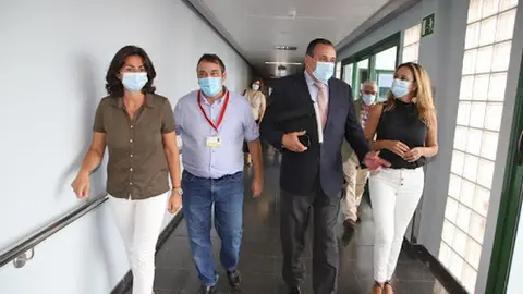 Imagen de la visita del consejero de Sanidad, Blas Trujillo, al hospital de Lanzarote.