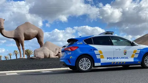 Policía Local patrullando en el pueblo de Uga