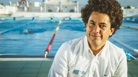 Juan Carlos Albuixech at the Plaza Verde training pool, Sands Beach Active, Lanzarote, ES