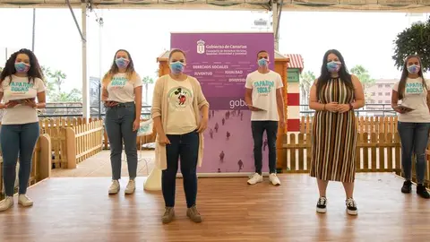 27.07.20.-Las Palmas de Gran Canaria. La consejera de Derecho Sociales, Igualdad, Diversidad y Juventud, Noemí Santana, junto a la directora general de Juventud, Laura Fuentes, presentan la campaña "Tapando bocas". A la presentación asisten también algunos integrantes del equipo "Tapando bocas" en la isla de Gran Canaria