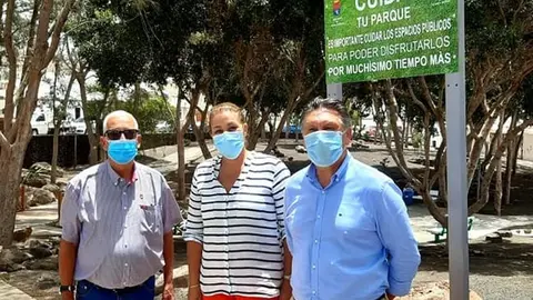 Parque de Los Pinos.  La alcaldesa junto a los concejales de Vías y Obras, y de Parques y Jardines, respectivamente