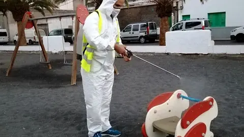 Arrecife realiza tratamientos ante el Covid 19 en todos los parques infantiles