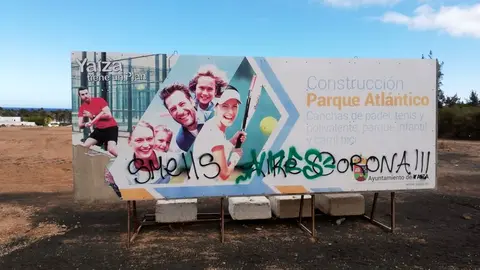 Pintadas en carteles publicitarios de obras municipales en Yaiza (Imagen de Cs)