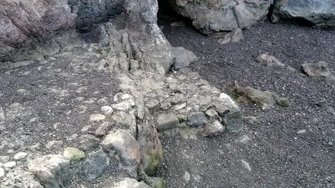 cemento en la orilla del mar en el poril