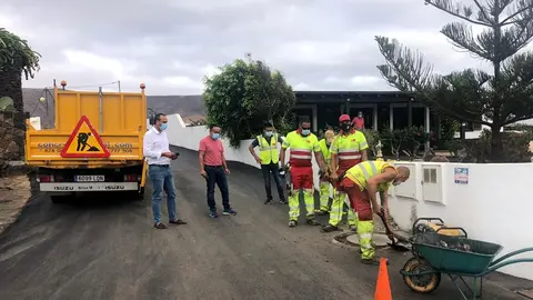 El alcalde y el concejal de Vías y Obras supervisando los trabajos de reasfaltado