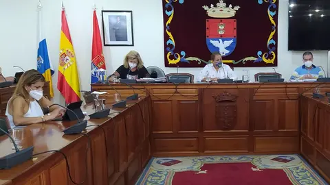 La alcaldesa de Arrecife , Astrid Pérez, en el pleno, con la concejal de Servicios Sociales y portavoz del PP, María Jesús Tovar.