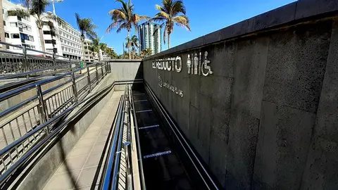 El Ayuntamiento de Arrecife reabre los baños de la playa del Reducto con  medidas preventivas ante el covid 19