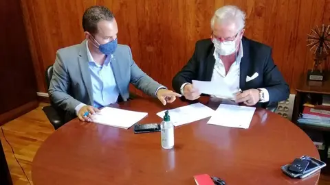 Jonatan Lemes (izq), concejal de Yaiza, y el representante de FCC