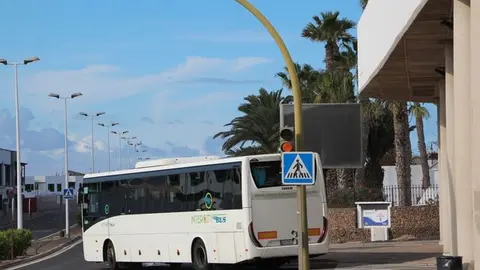 Guagua saliendo de la Estación de Playa Blanca