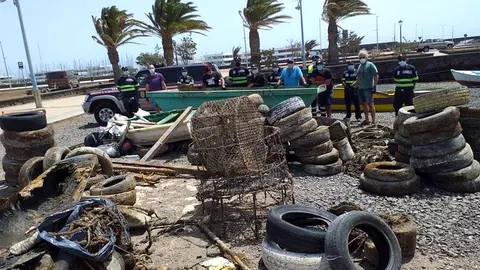 Limpieza de los fondos del Charco de San Ginés. Parte de los residuos retirados este pasado fin de semana