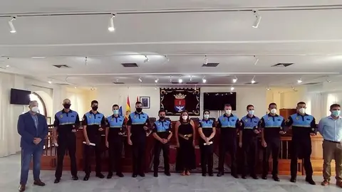La alcaldesa de Arrecife Astrid Pérez y el jefe de la Policía con los nueve nuevos efectivos del Cuerpo, con los concejales de Policía y Recursos Humanos, respectivamente
