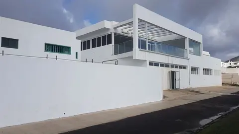 Exteriores-del-nuevo-edificio-de-dos-plantas-en-el-interior-de-la-Ciudad-Deportiva-de-Tías