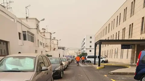 Trabajos de desinfección en zonas sensibles de Arrecife. Esta semana zona del Centro de Salud de Valterra con efectivos de Protección Civil de Arrecife