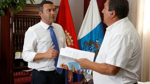 ALCALDE-CON-CONCEJAL-HACIENDA-TEGUISE-2