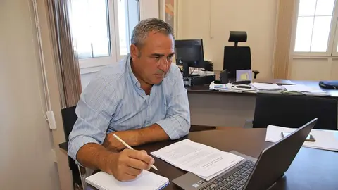 Momento de la reunión por videoconferencia del consejero de Turismo del Cabildo de Lanzarote con Yaiza Castilla.