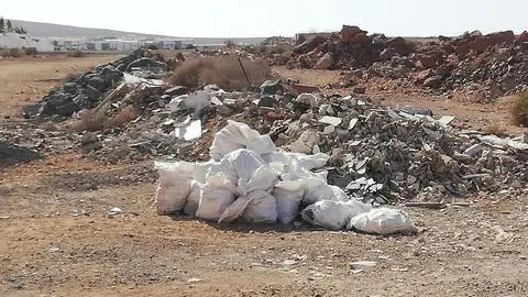 Basura y escombros en la zona trasera de la urbanización Costa Papagayo (Imagen de Cs)