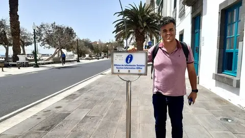 El concejal de Turismo, Armando Santana, junto a la Oficina de Turismo del Ayuntamiento de Arrecife