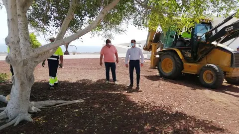 El alcalde Óscar Noda y el concejal Rubén Arca este luens ene el IES Yaiza