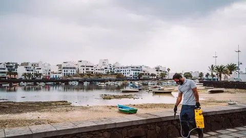 Arrecife desratiza y desinfecta el Charco de San Ginés.