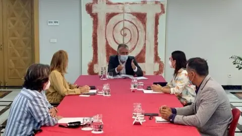 Imagen de la reunión de los empresarios con Ángel Víctor Torres y Yaiza Castilla.