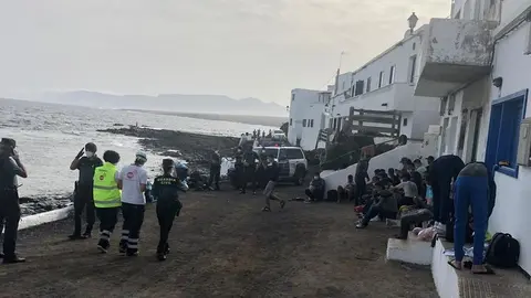 Imagen de los inmigrantes que llegaron este viernes a Caleta de Caballo.