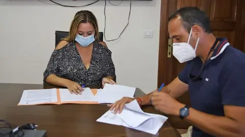 Imagen de la firma de un convenio entre la presidenta del Cabildo y el alcalde de Haría.